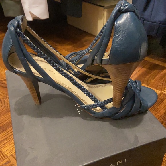 TAHARI COURTNEY heels - Picture 5 of 5